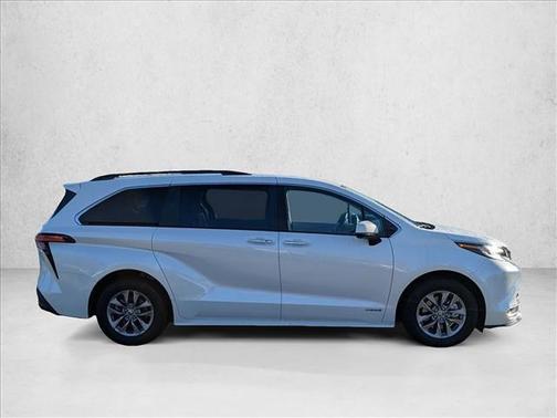 2021 Toyota Sienna XLE 8 Passenger