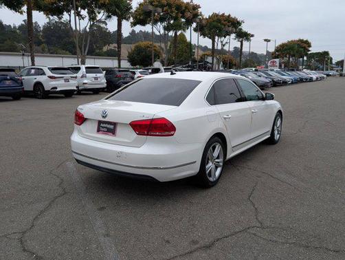 2015 Volkswagen Passat 1.8T Auto SE w/Sunroof & Nav