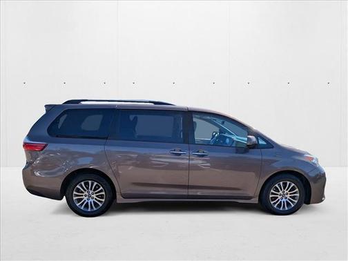 2020 Toyota Sienna XLE