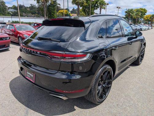 Jet Black Metallic 2020 Porsche Macan Macan
