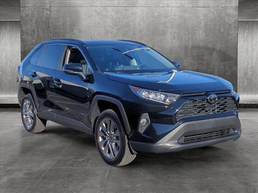 Photo 3 of 26 of 2021 Toyota RAV4 XLE Premium