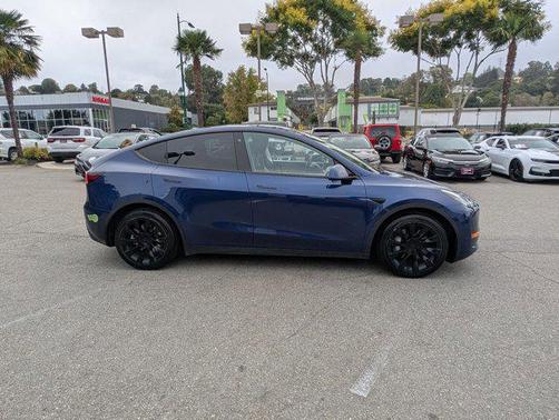 2022 Tesla Model Y Long Range Dual Motor All-Wheel Drive