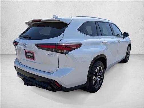 Wind Chill Pearl 2026 Toyota Highlander Hybrid XLE