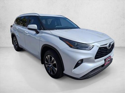 Wind Chill Pearl 2026 Toyota Highlander Hybrid XLE