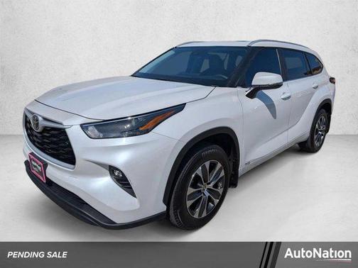 Wind Chill Pearl 2026 Toyota Highlander Hybrid XLE