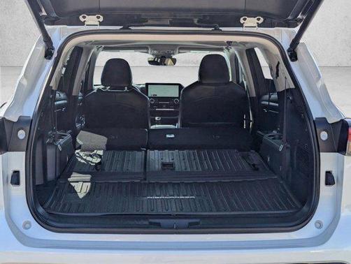 Wind Chill Pearl 2026 Toyota Highlander Hybrid XLE