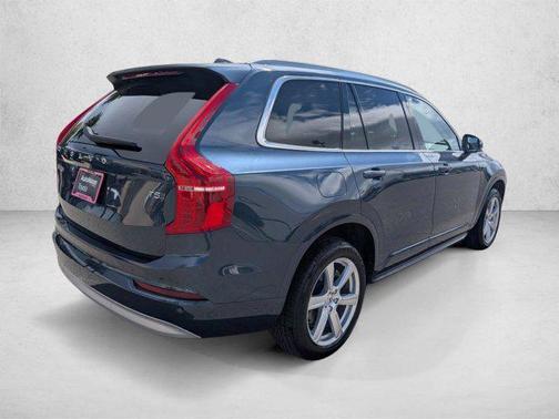 Silver/Gray 2022 Volvo XC90 T5 Momentum