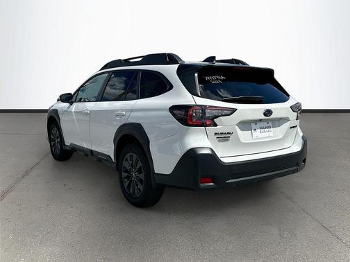 Crystal White Pearl 2023 Subaru Outback Onyx Edition