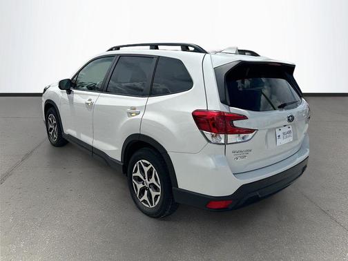 Crystal White Pearl 2022 Subaru Forester Premium