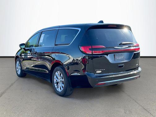 Diamond Black Crystal Pearlcoat 2025 Chrysler Pacifica L