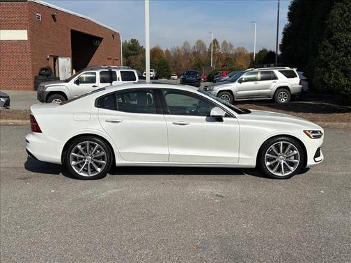 2020 Volvo S60 T6 Momentum