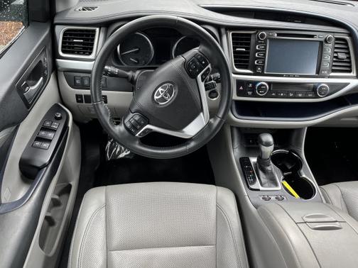 Photo 4 of 20 of 2018 Toyota Highlander Limited Platinum