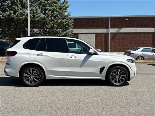 Mineral White Metallic 2026 BMW X5 xDrive40i