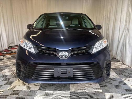 2018 Toyota Sienna LE