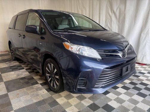 2018 Toyota Sienna LE