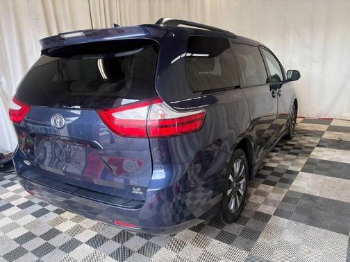 2018 Toyota Sienna LE