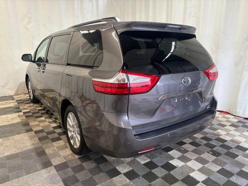 2016 Toyota Sienna XLE
