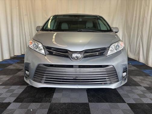 Celestial Silver Metallic 2019 Toyota Sienna XLE Premium