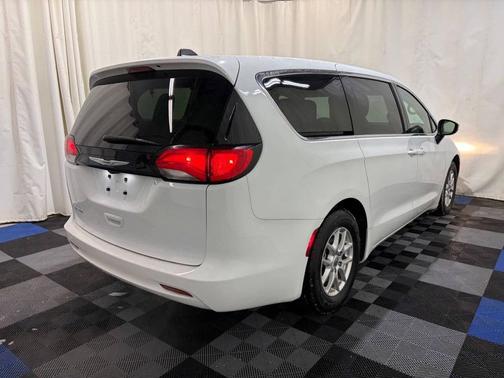 2022 Chrysler Voyager LX