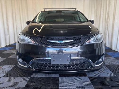 Brilliant Black Crystal Pearlcoat 2018 Chrysler Pacifica Touring Plus