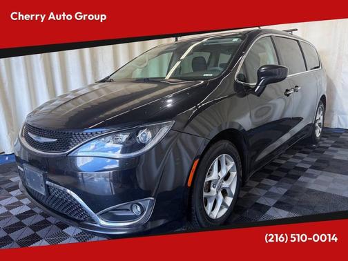 Brilliant Black Crystal Pearlcoat 2018 Chrysler Pacifica Touring Plus