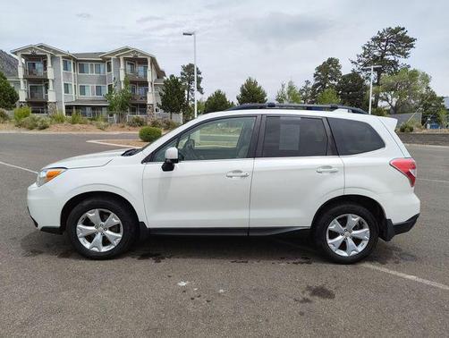 Crystal White Pearl 2016 Subaru Forester 2.5i Limited