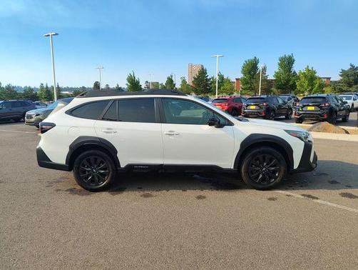 Crystal White Pearl 2023 Subaru Outback Onyx Edition