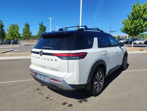Pearl White Tricoat/Super Black 2022 Nissan Pathfinder SL 4WD