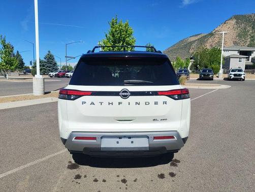 Pearl White Tricoat/Super Black 2022 Nissan Pathfinder SL 4WD