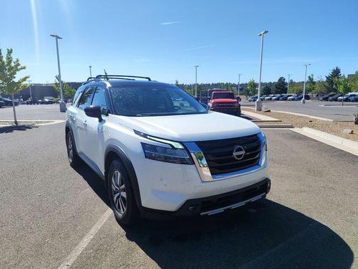 Pearl White Tricoat/Super Black 2022 Nissan Pathfinder SL 4WD