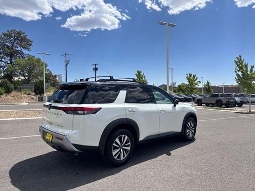 Pearl White Tricoat/Super Black 2022 Nissan Pathfinder SL 4WD