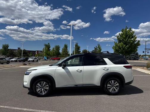 Pearl White Tricoat/Super Black 2022 Nissan Pathfinder SL 4WD