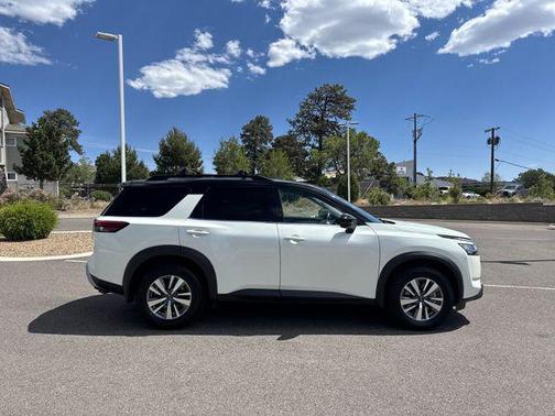 Pearl White Tricoat/Super Black 2022 Nissan Pathfinder SL 4WD