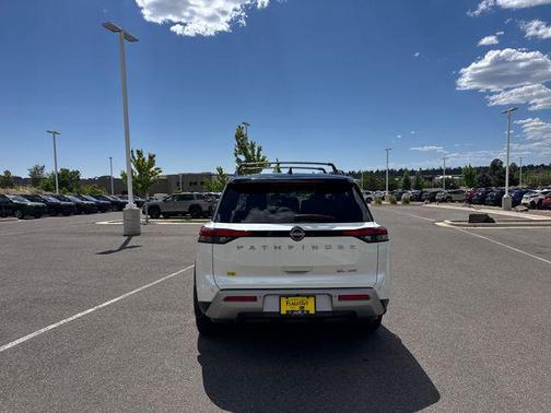Pearl White Tricoat/Super Black 2022 Nissan Pathfinder SL 4WD