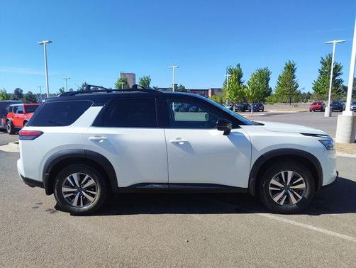 Pearl White Tricoat/Super Black 2022 Nissan Pathfinder SL 4WD