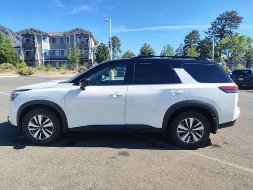 Pearl White Tricoat/Super Black 2022 Nissan Pathfinder SL 4WD