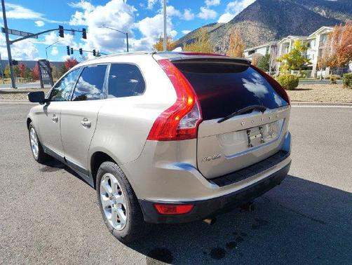 Seashell Metallic 2011 Volvo XC60 3.2 R-Design