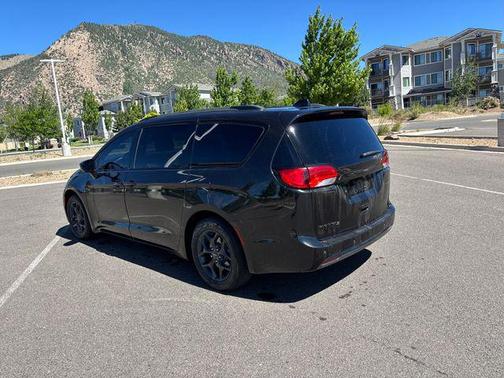Brilliant Black Crystal Pearlcoat 2018 Chrysler Pacifica Touring-L Plus