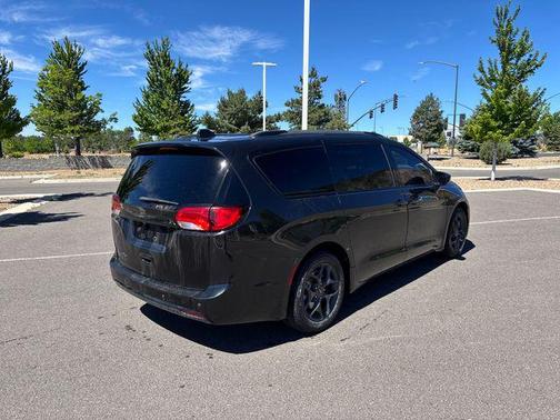 Brilliant Black Crystal Pearlcoat 2018 Chrysler Pacifica Touring-L Plus