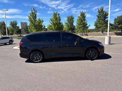 Brilliant Black Crystal Pearlcoat 2018 Chrysler Pacifica Touring-L Plus