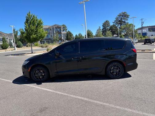 Brilliant Black Crystal Pearlcoat 2018 Chrysler Pacifica Touring-L Plus