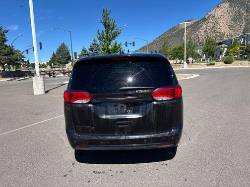 Brilliant Black Crystal Pearlcoat 2018 Chrysler Pacifica Touring-L Plus