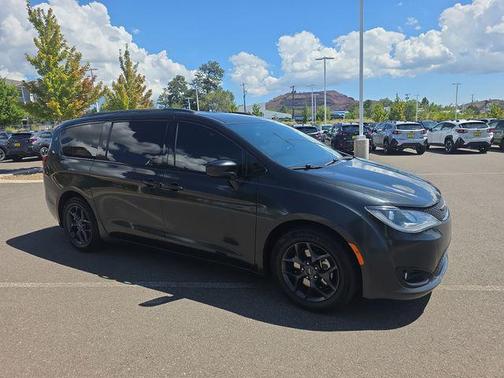 Brilliant Black Crystal Pearlcoat 2018 Chrysler Pacifica Touring-L Plus
