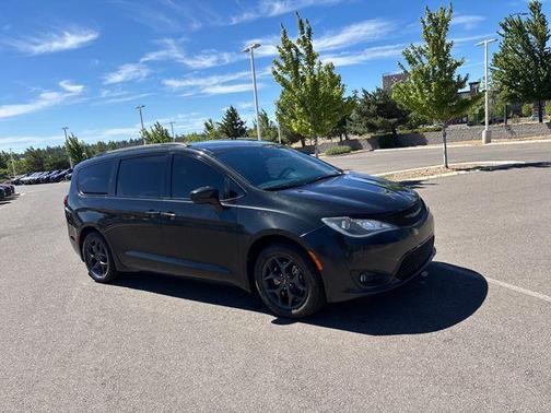 Brilliant Black Crystal Pearlcoat 2018 Chrysler Pacifica Touring-L Plus