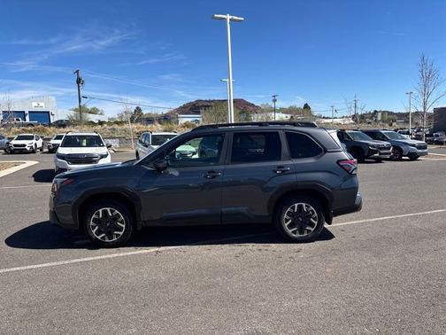 Magnetite Gray Metallic 2025 Subaru Forester Premium