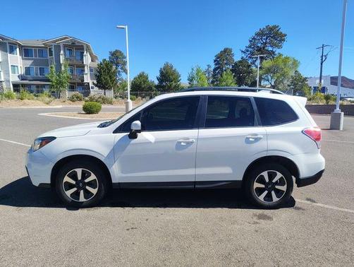 Crystal White Pearl 2018 Subaru Forester 2.5i Premium