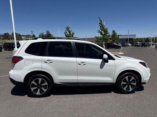 Crystal White Pearl 2018 Subaru Forester 2.5i Premium