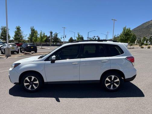 Crystal White Pearl 2018 Subaru Forester 2.5i Premium