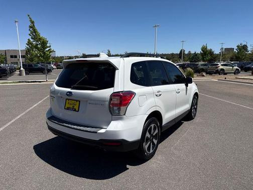 Crystal White Pearl 2018 Subaru Forester 2.5i Premium
