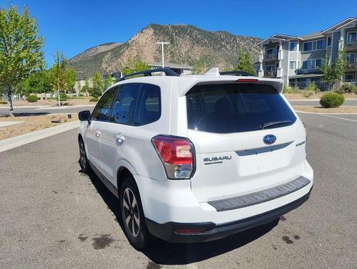 Crystal White Pearl 2018 Subaru Forester 2.5i Premium